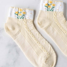 Load image into Gallery viewer, Floral Ankle Socks: Banana Cream