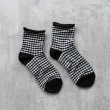 Load image into Gallery viewer, Picnic Mid Crew Socks: Black