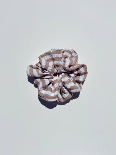 STRIPE BUBBLE SCRUNCHIES: SAND