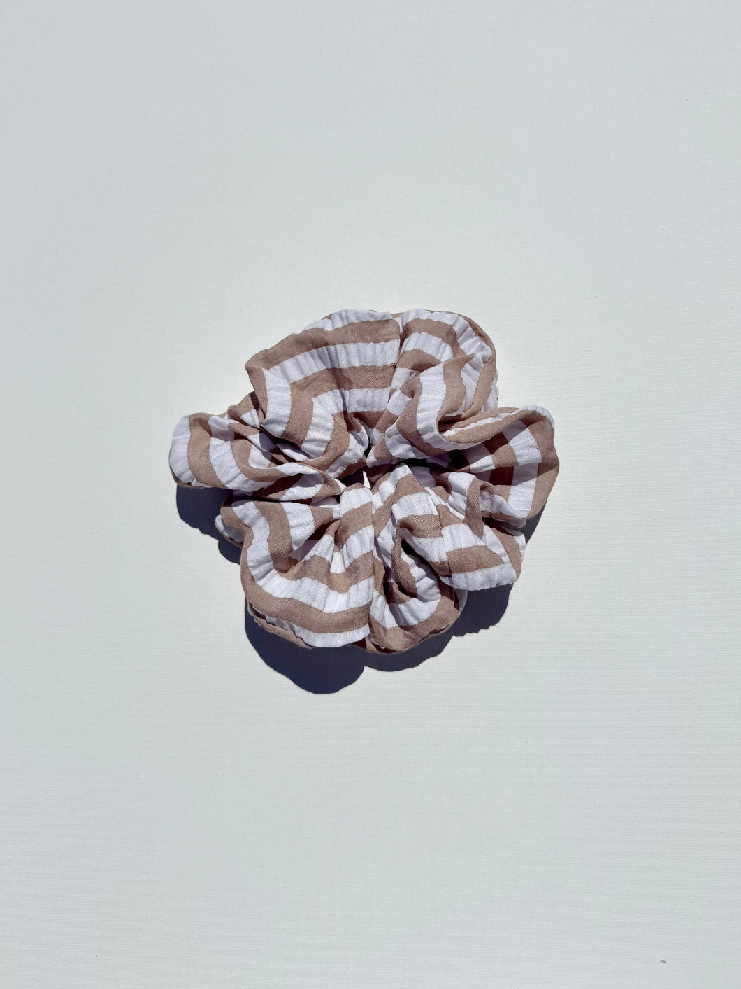 STRIPE BUBBLE SCRUNCHIES: SAND