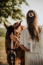 Load image into Gallery viewer, Horseshoe Clip: White