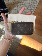 Load image into Gallery viewer, LOUIS VUITTON Monogram Pochette Clés