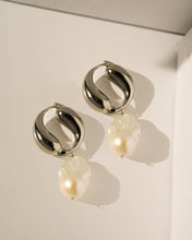 Load image into Gallery viewer, Twist Vegan Pearl Earrings: Silver