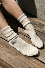 Load image into Gallery viewer, Linen Scallop Socks: Naturel