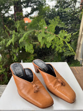 Load image into Gallery viewer, VTG Tan Leather Mules [7.5]