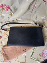 Load image into Gallery viewer, LOUIS VUITTON VTG Pochette Accessoires Black Epi Leather