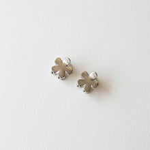 Load image into Gallery viewer, Micro Metal Daisy Flower Hair Clip Set: Silver
