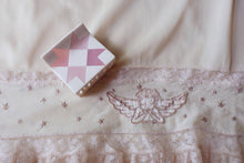 Load image into Gallery viewer, Dusty Rose Quilt Claw (M)