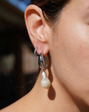 Load image into Gallery viewer, Twist Vegan Pearl Earrings: Silver