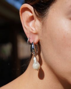 Twist Vegan Pearl Earrings: Silver