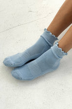 Load image into Gallery viewer, Ruffled Hugger Crew Socks: VANILLA / RED