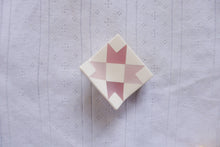 Load image into Gallery viewer, Dusty Rose Quilt Claw (M)