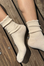 Load image into Gallery viewer, Linen Scallop Socks: Naturel